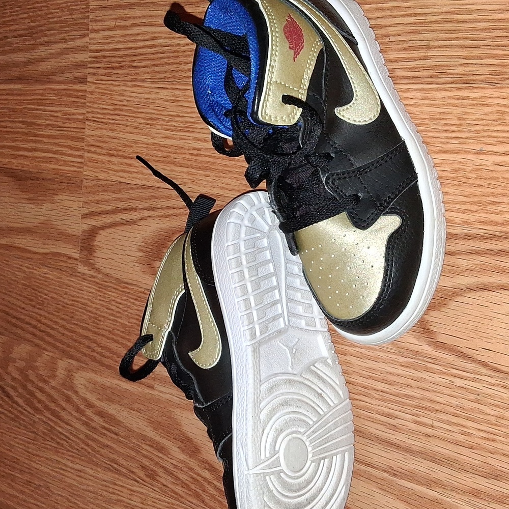 9c Nike Air Jordan Black and Cream Sneakers